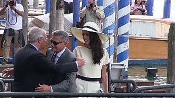 Veltroni abbraccia George Clooney e l'attore diventa Repubblicano - Lercio