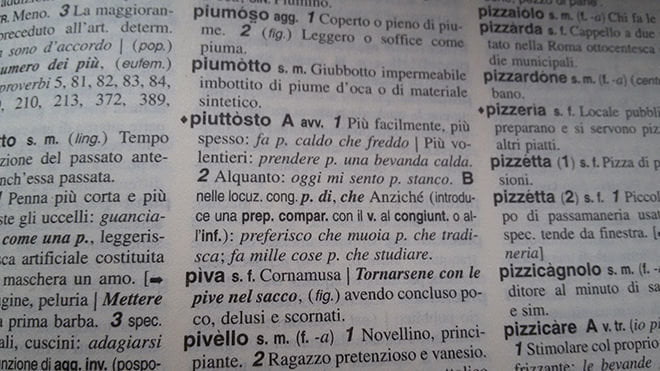 Agenzia licenzia copywriter durante un briefing: aveva usato correttamente il “piuttosto che” - Lercio