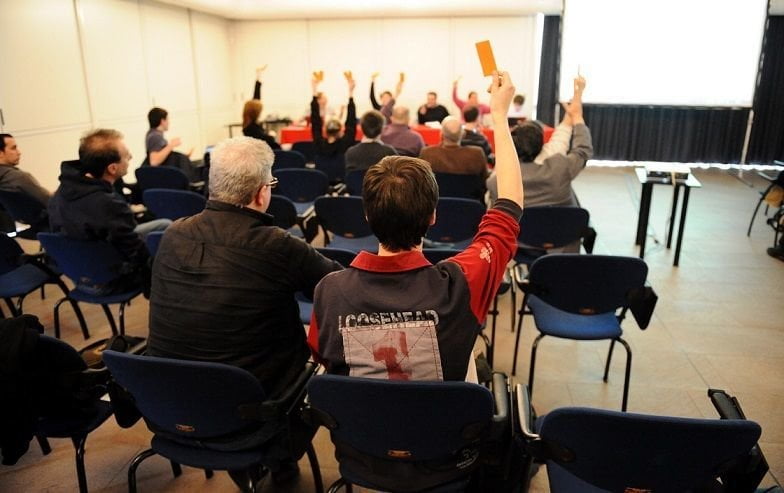 Assemblea di condominio iniziata a ottobre affronta il terzo punto all'ordine del giorno - Lercio