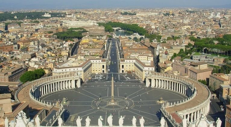 Crisi delle vocazioni, il Vaticano apre ai preti gerontofili - Lercio