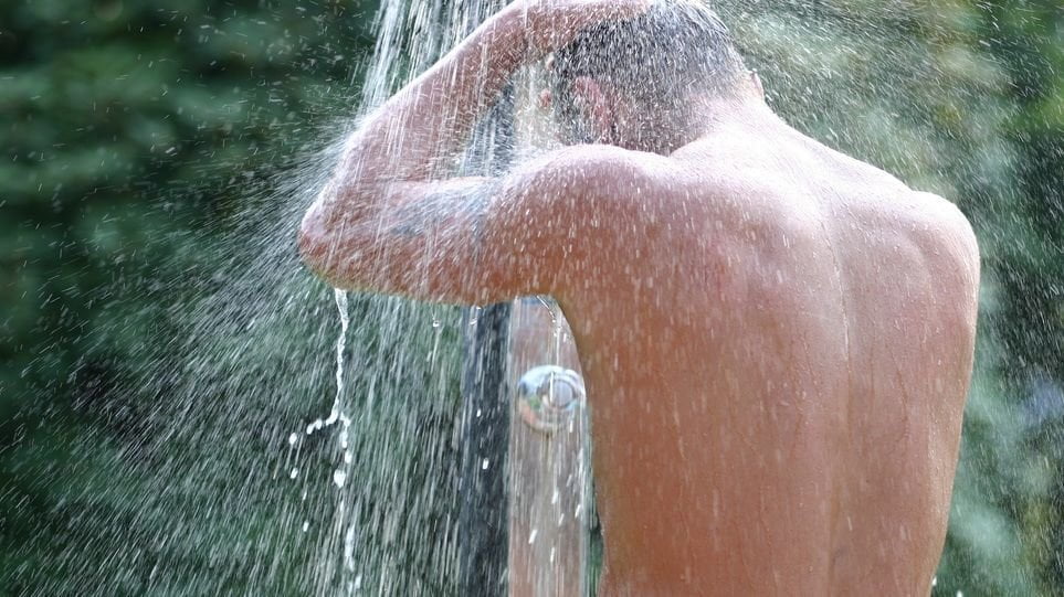 Disoccupato mette in pratica i progetti di vita pensati sotto la doccia e conquista il mondo - Lercio