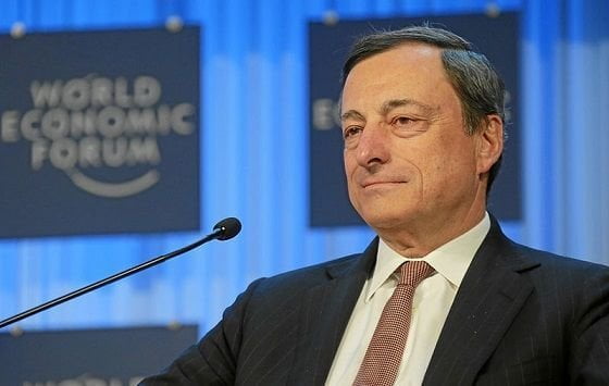 Mario Draghi in ospedale con il polso slogato per aver firmato troppe banconote da 10€ - Lercio