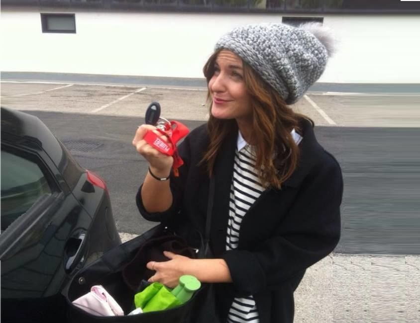 Ragazza tira fuori le chiavi dalla borsa al primo colpo - Lercio