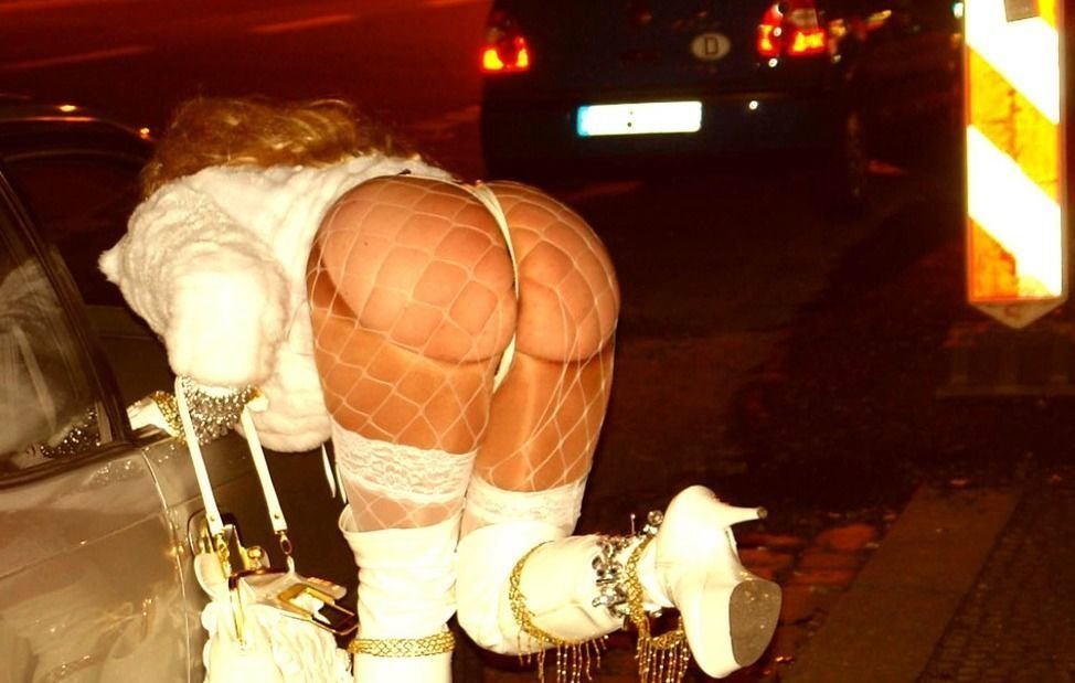 Ritrova la moglie scomparsa da due anni grazie a un puttan tour con gli amici - Lercio