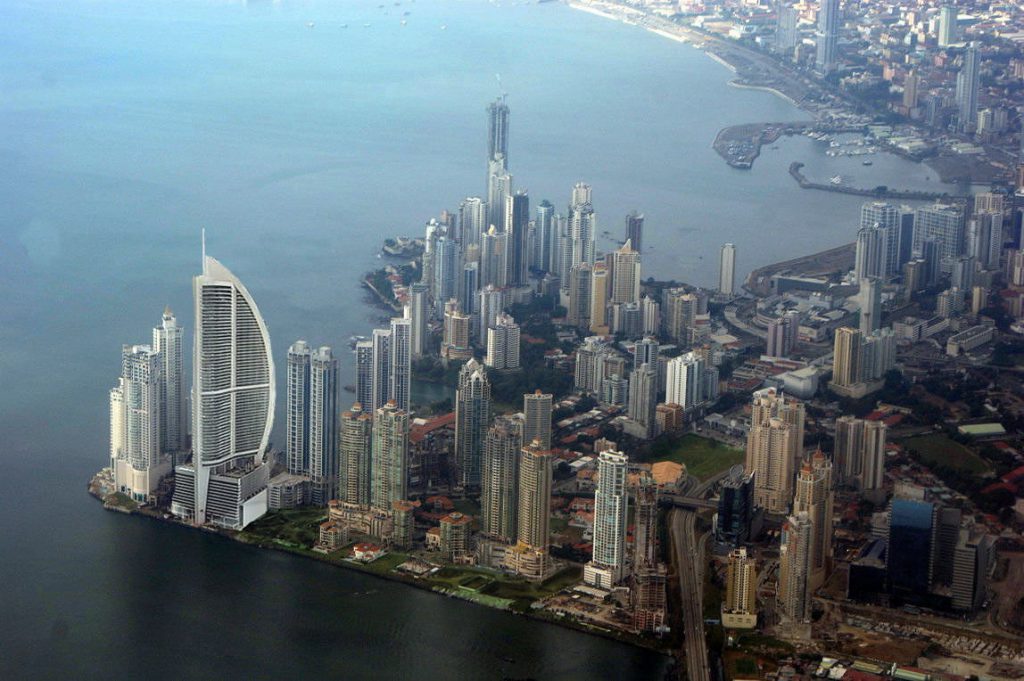 Si tuffa da 284 metri di altezza e muore. Incertezza sulla causa del decesso - Lercio