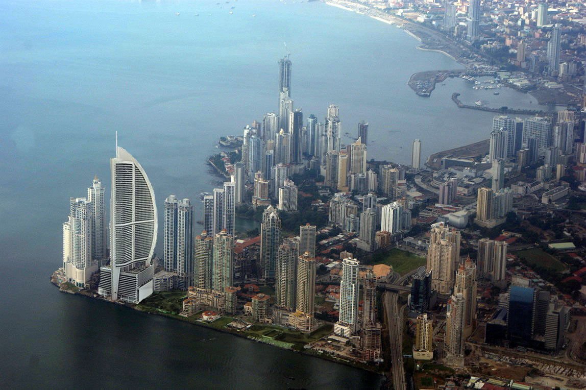 Si tuffa da 284 metri di altezza e muore. Incertezza sulla causa del decesso - Lercio