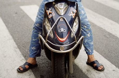 Studente va a dormire vestito per guadagnare tempo ma al mattino si cambia lo stesso e va a scuola in pigiama - Lercio