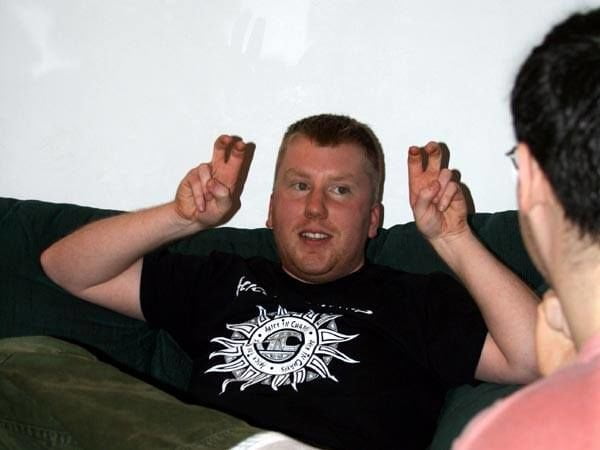 UE: dal 2015 sarà proibito fare le virgolette con le dita - Lercio