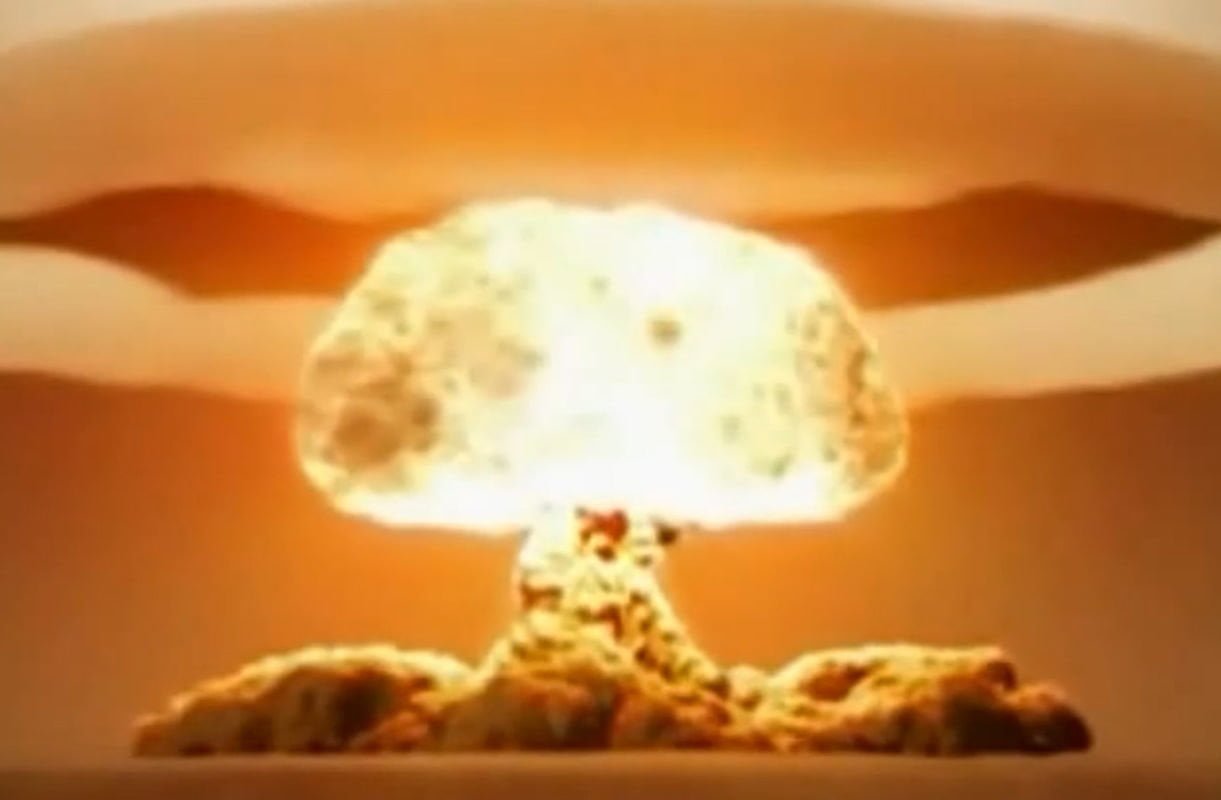 USA, polizia scambia tredicenne di colore per un asteroide e gli lancia addosso 7 missili nucleari - Lercio