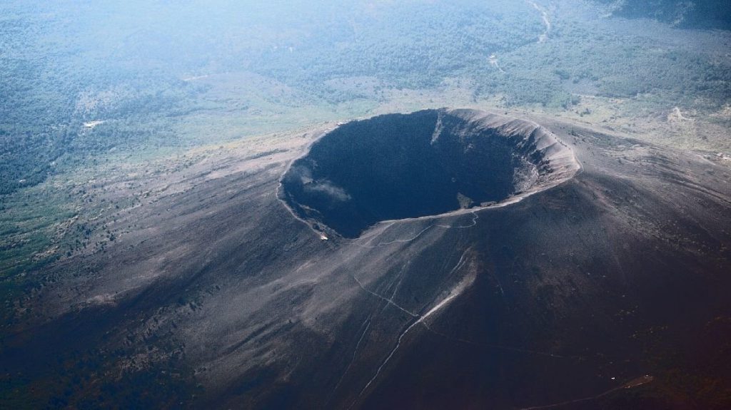 Vesuvio, i geologi lanciano l'allarme: "Fermate i neomelodici o il vulcano esploderà" - Lercio