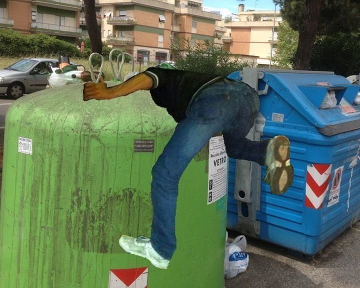 Ambientalista getta per sbaglio la plastica nel vetro, resta incastrato per recuperarla - Lercio