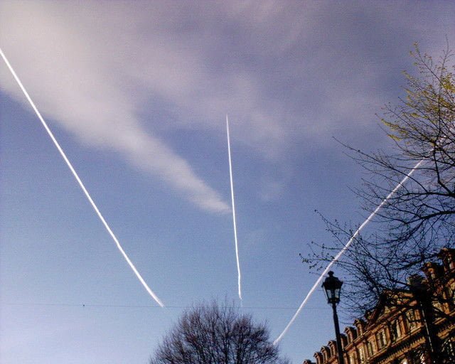 Giudice condanna l'Italia per avvelenamento da scie chimiche: "Ho letto in giro che fanno male" - Lercio