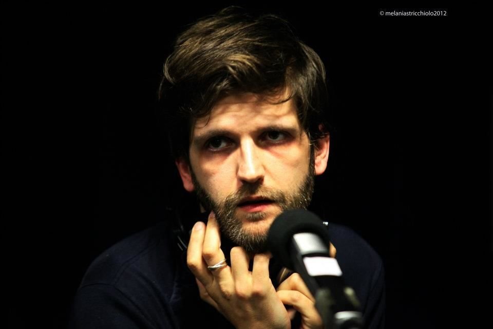 Il cantautore Dente: "Organizzo i tour in base al ciclo delle fan" - Lercio