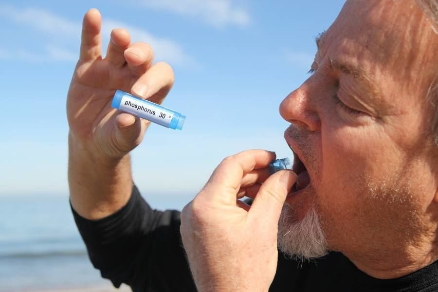 Malasanità, medico omeopata dimentica una cazzata nella testa di un paziente - Lercio