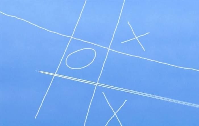 Piloti del NWO giocano a tris con le scie chimiche - Lercio