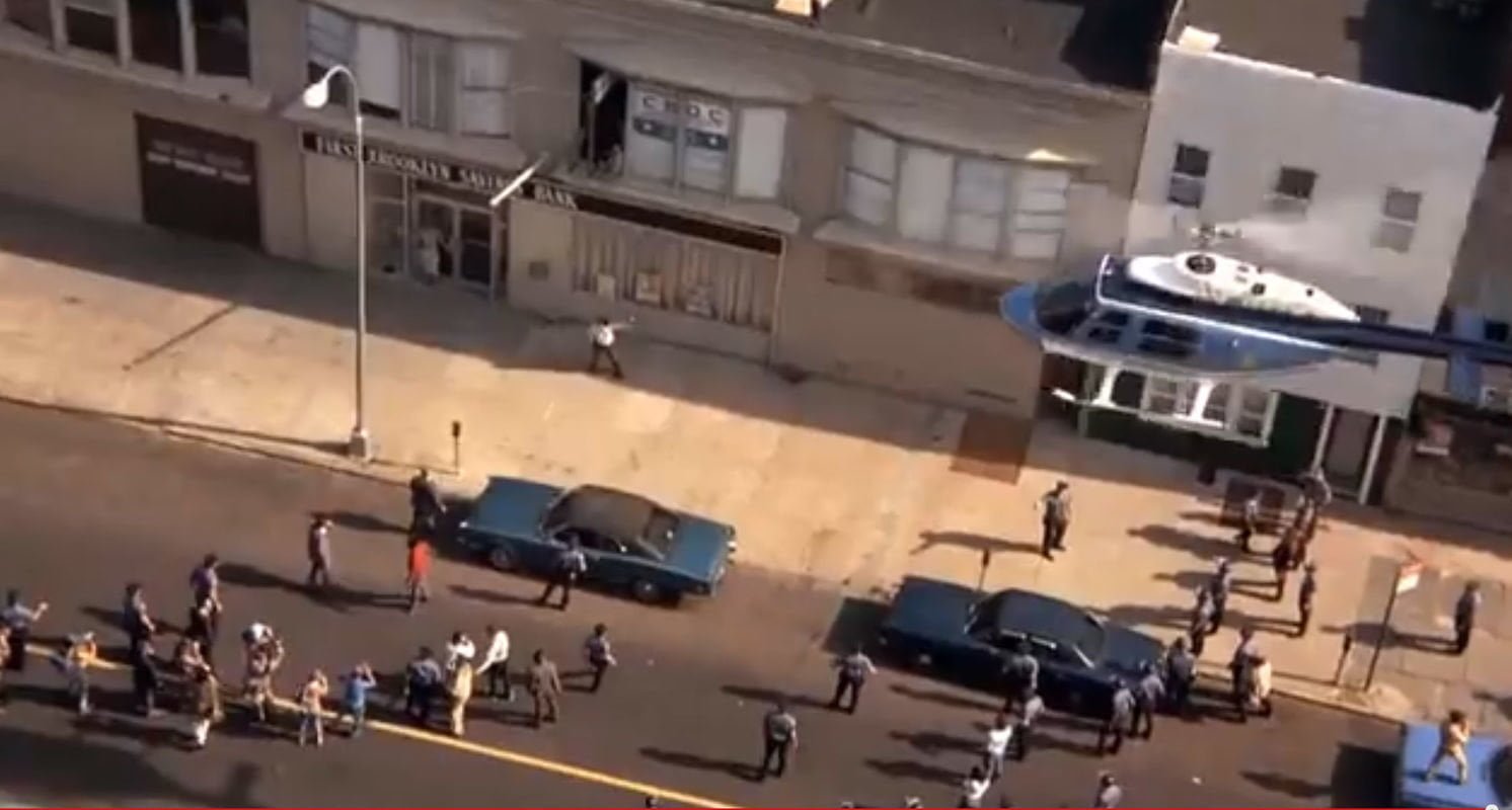 Si barrica in casa con un libro di Fabio Volo e minaccia di leggerlo - Lercio