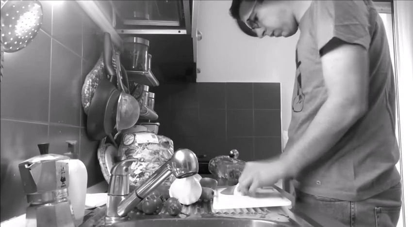 Studio rivela: affettare la cipolla stimola l'area del cervello in cui si trovano i brutti ricordi - Lercio