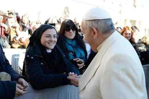 Suor Cristina si fa benedire il vibratore da Papa Francesco - Lercio