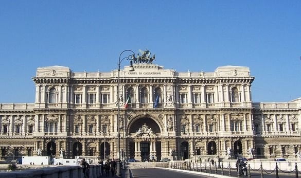 Tar accoglie ricorso contro se stesso e fa sparire la giustizia amministrativa - Lercio
