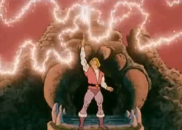 Tragedia al raduno cosplay, finto He Man solleva la spada al cielo e muore fulminato - Lercio