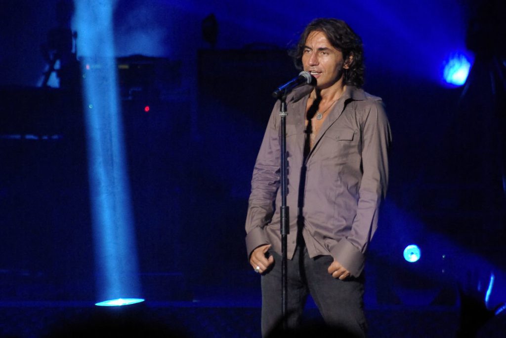 Allarme ISTAT: esistono ancora 2.340.080 possibili canzoni di Ligabue - Lercio