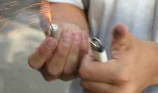 Capodanno. Perde tre dita a causa dei botti ma ne trova 6 per terra - Lercio