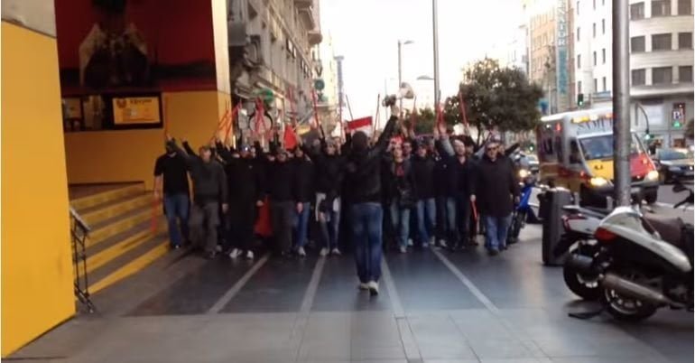 "Chiediamo riconoscimento giuridico". Trombamici sfilano in corteo - Lercio