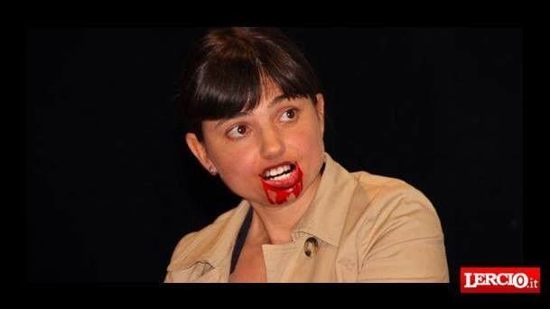 Debora Serracchiani mangia l’ennesimo cervello di precario per evitarne la fuga - Lercio