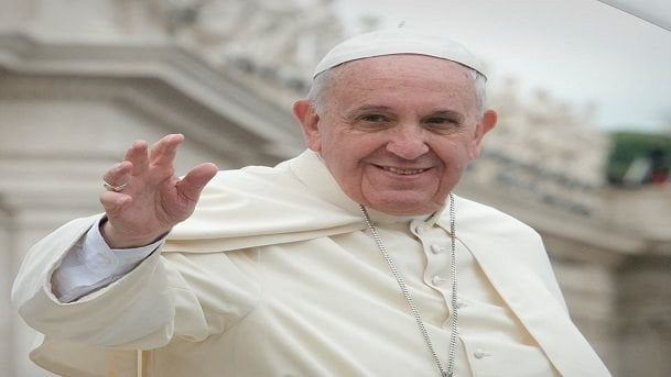 Il Papa rettifica: "Se qualcuno insulta la mamma basta rigargli la macchina" - Lercio