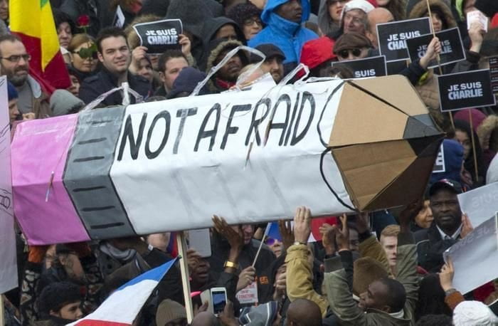 Manifestazione Charlie Hebdo. Folla di Parigi si fa prendere la mano e assalta la Bastiglia - Lercio