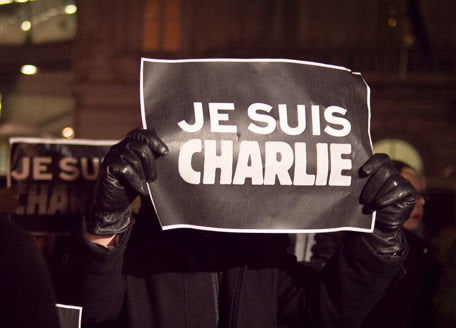 Reduce dal Vietnam spara a orientale che regge cartello "Je Suis Charlie" - Lercio