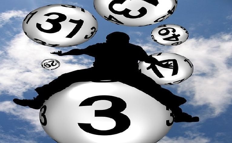 Rivela di aver vinto la lotteria giocando i numeri del pin e gli svuotano il conto - Lercio