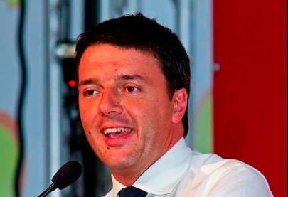 Scopre che unendo i suoi nei compaiono falce e martello: Matteo Renzi si fa operare - Lercio