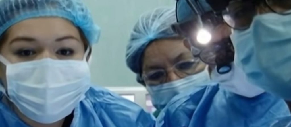 18 ore per separare due ragazzi siamesi: "Non si accordavano su chi dovesse tenersi il cazzo" - Lercio