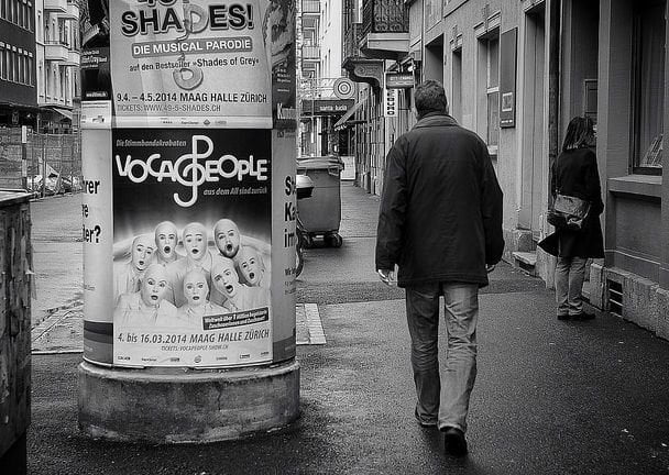 Borseggiatore costretto a cercare lavoro: "Con le pensioni che rubo non arrivo alla fine del mese" - Lercio