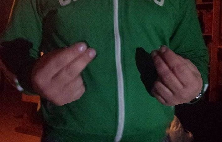 Grillino muto si fa ingrandire le mani per poter gesticolare in maiuscolo - Lercio