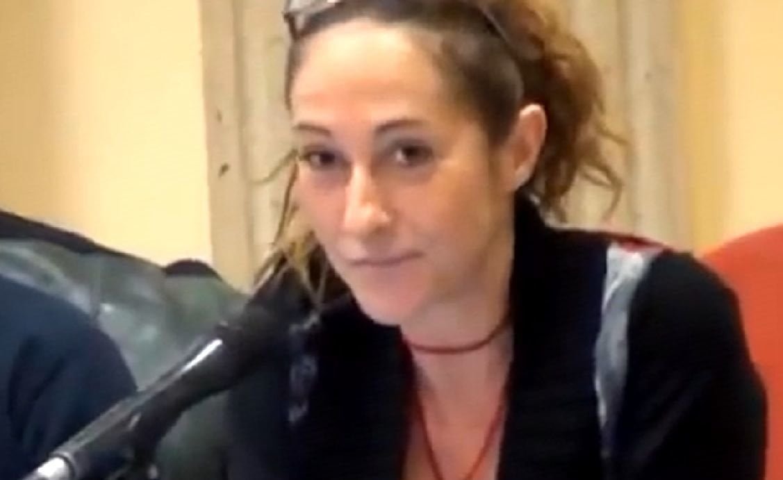 Insiste a voler pagare la cena in lire: chiesto TSO per Paola Taverna - Lercio