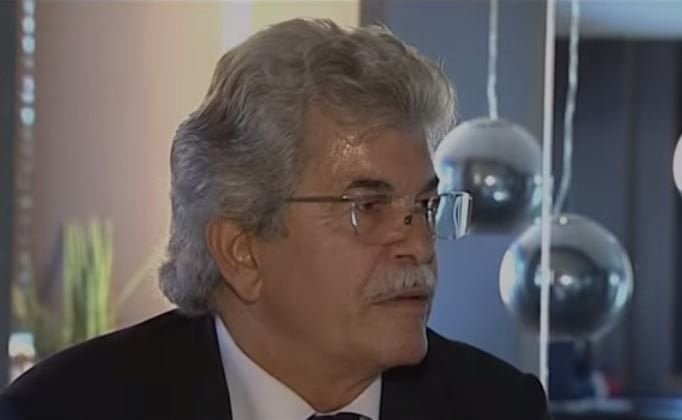 Prende la pillola di "Italiano Medio", Razzi quadruplica il suo cervello - Lercio
