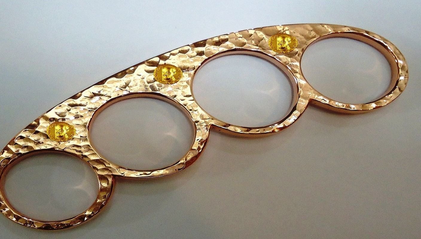 Vaticano, va a ruba nei negozi di souvenir il tirapugni di Papa Francesco - Lercio