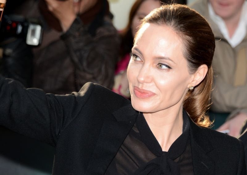 Angelina Jolie si fa asportare i mignoli dei piedi per paura degli spigoli - Lercio