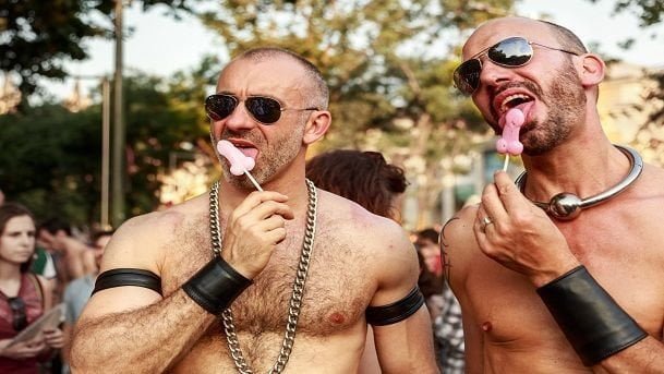 Ascolta "Luca era gay" di Povia al contrario e diventa omosessuale - Lercio