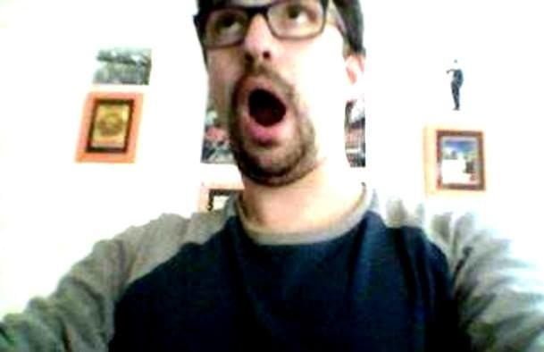 Fa il test su Facebook "Sei a posto con la prostata?" e si ritrova un dito in culo - Lercio