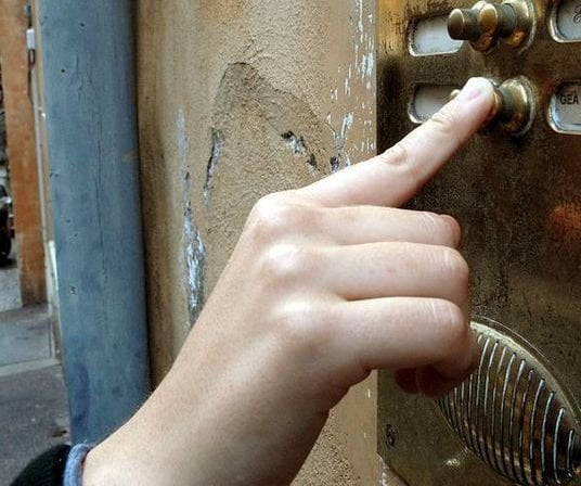 Ladro riesce ad entrare in 800 appartamenti presentandosi al citofono come "Io" - Lercio