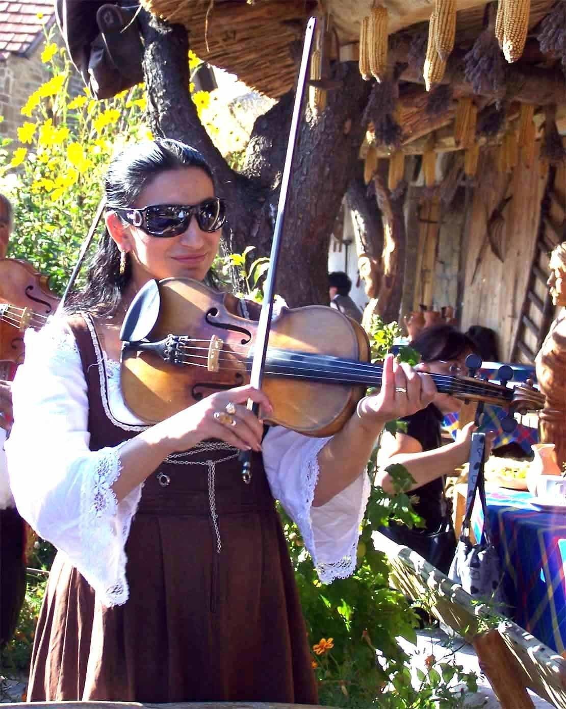 Le lezioni di violino costano troppo, vendono figlio agli zingari: "Gli insegneranno loro" - Lercio