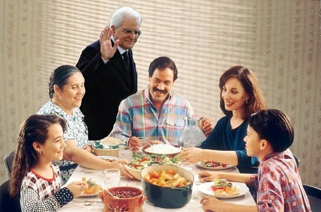 Mattarella sempre più vicino agli italiani: “Ogni giorno pranzerò da una famiglia diversa” - Lercio