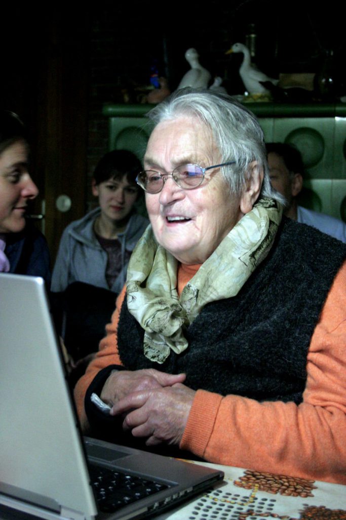 Nonne italiane promuovono Facebook: "Ora siamo tranquille, i nipoti postano tutto ciò che mangiano" - Lercio
