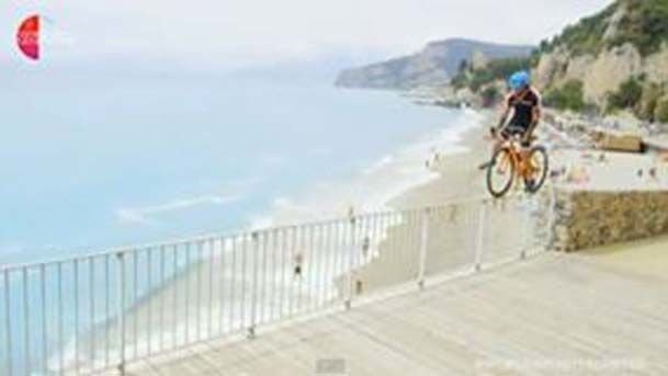 Nuovo record per Vittorio Brumotti: riesce a pedalare per 15 km su una pista ciclabile - Lercio