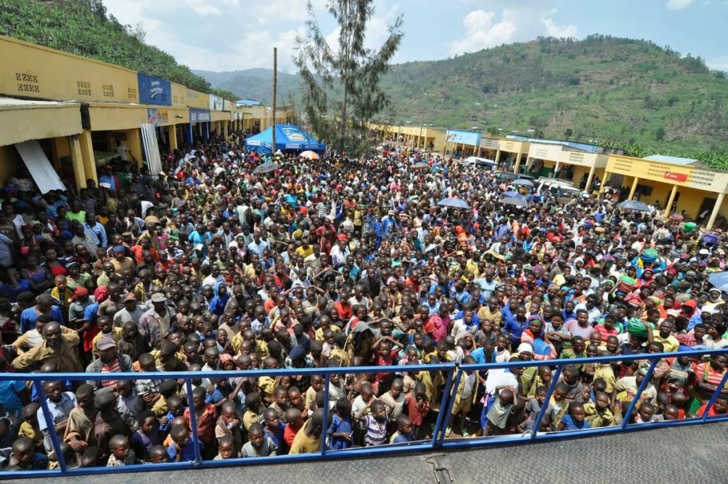 Popolazione affamata assalta gli studi: sospeso Masterchef Ruanda - Lercio