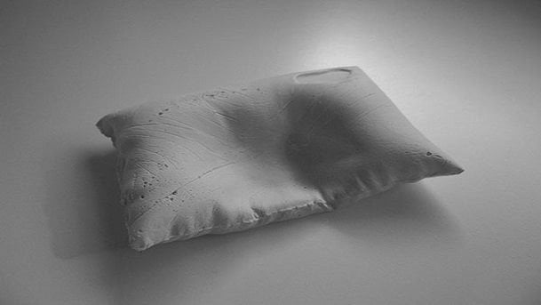 Arriva "Eutanasia", il cuscino memory che conserva il volto del parente che avete aiutato a morire - Lercio