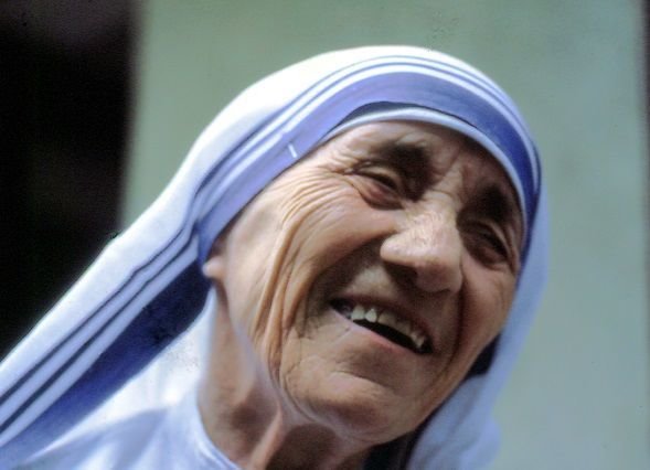 Esposta al pubblico l'ampolla contenente le secrezioni mestruali di Madre Teresa di Calcutta - Lercio